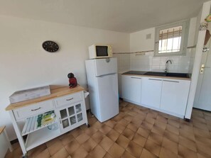 Kühlschrank, Mikrowelle, Herdplatte