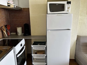 Réfrigérateur, four à micro-ondes, un four, surface de cuisson