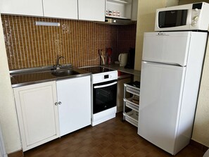 Réfrigérateur, micro-ondes, plaque de cuisson, cafetière/bouilloire