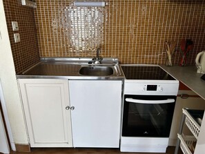 Refrigerador, microondas, placa de cocina, cafetera/tetera