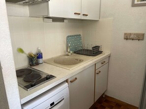 Kühlschrank, Mikrowelle, Herdplatte, Wasserkocher mit Kaffee-/Teezubehör