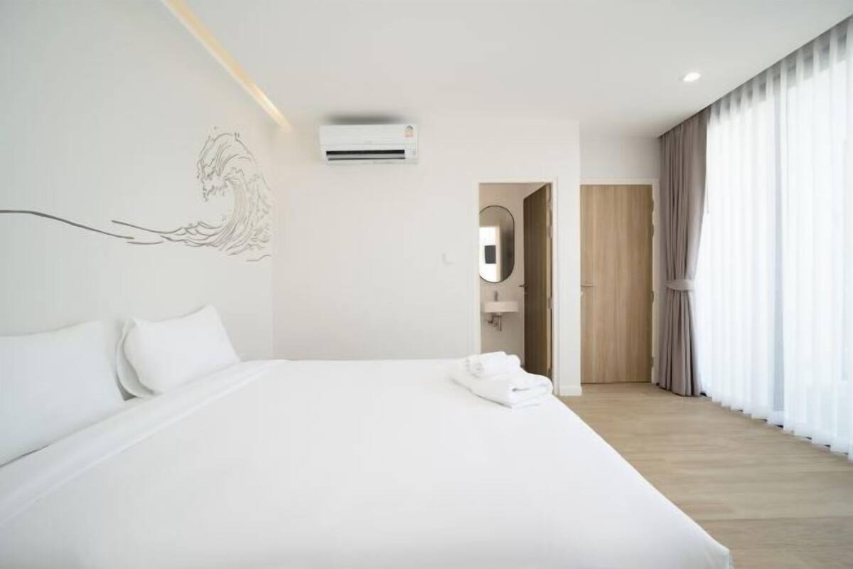 Cribs (free), WiFi (free)