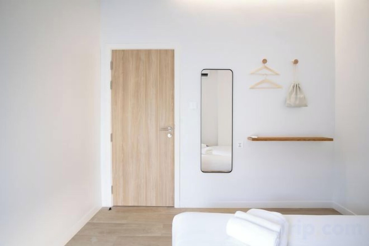 Cribs (free), WiFi (free)