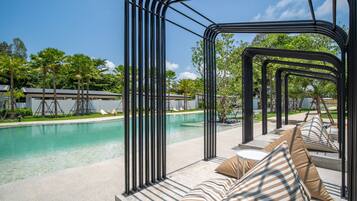 2 outdoor pools