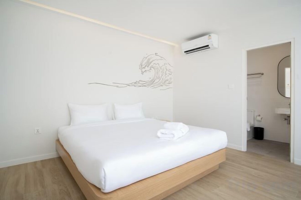 Cribs (free), WiFi (free)