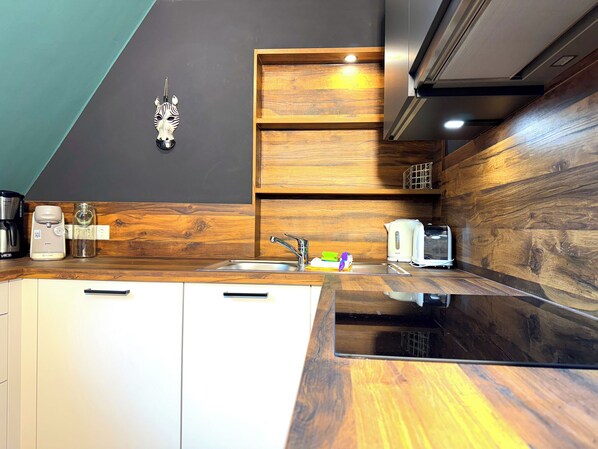 Frigorifero, forno, piano cottura, lavastoviglie