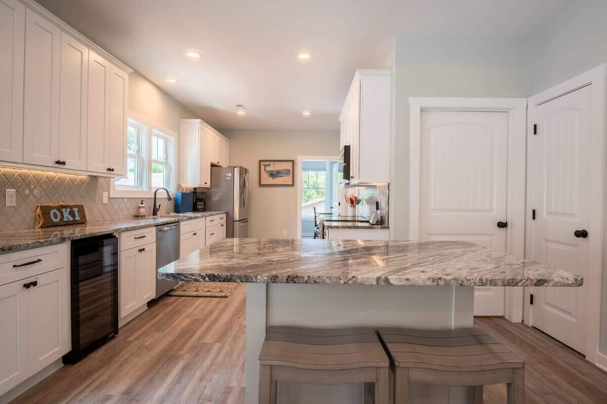 Frigorífico, microondas, horno y placa de cocina