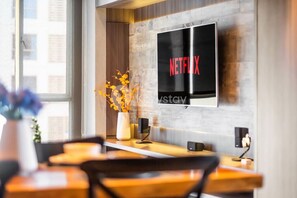 Appartement, 2 slaapkamers, uitzicht op de stad | Woonruimte | Flatscreentelevisie