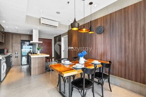 Apartment, 2 Bedrooms, City View | Dining room