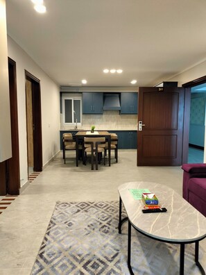 Suite Elite | Area soggiorno | Smart TV 56 pollici con canali via cavo