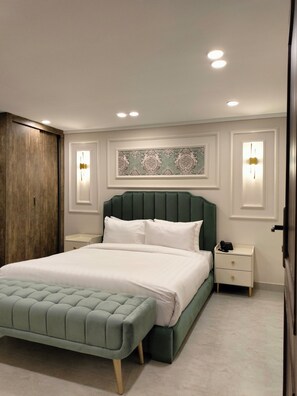 Classic Suite, 1 Queen Bed, Non Smoking, Pets Not Allowed | Soundproofing, bed sheets
