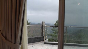 Ein Balkon mit Blick auf Berge und einen See.