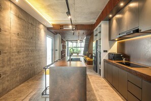 Réfrigérateur, plaque de cuisson, tables à manger, îlots de cuisine