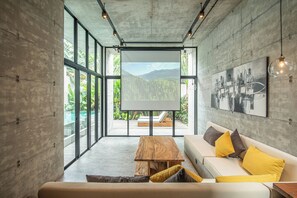 Smart TV y futbolito 