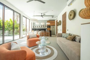 Smart TV, offices - Modern 3BR Villa with Enclosed Living & Pool (Kuta Utara)