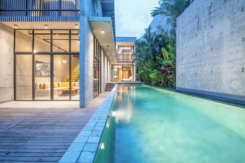 Trendy 4BR Villa, Central Canggu, 8mins to Beach
