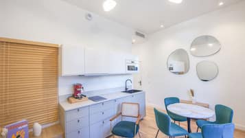 Family Apartment, 2 Bedrooms | Private kitchen | Fridge, microwave, stovetop, espresso maker