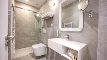 Bañera y ducha independientes, secador de pelo, toallas, jabón
