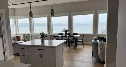 Pier 11-VISTA….2nd Story Apartment with Panoramic views of the Columbia River!