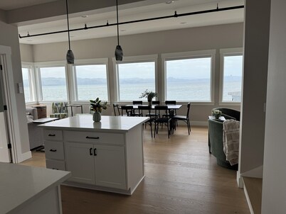 Pier 11-VISTA….2nd Story Apartment with Panoramic views of the Columbia River!