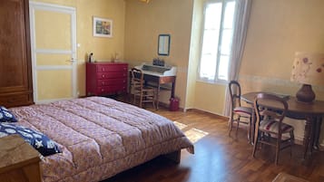 2 habitaciones, tabla de planchar con plancha y cuna de viaje