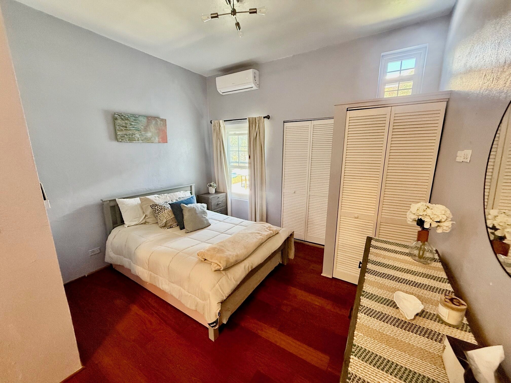 2 habitaciones, tabla de planchar con plancha, wifi y ropa de cama 
