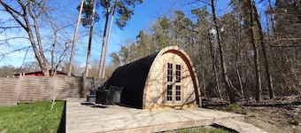 Mini hotel by the lake in the Mecklenburg Lake District, sleeping barrel