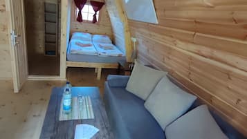 1 dormitorio, tabla de planchar con plancha, ropa de cama
