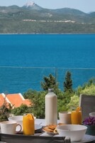 Desayuno con vistas al mar y a las montañas.