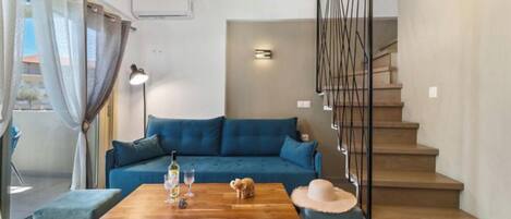 Deluxe Apartment, Sea View | Living area