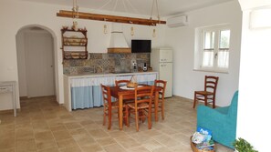 Refrigerador, microondas, parrilla de estufa y cafetera y tetera 