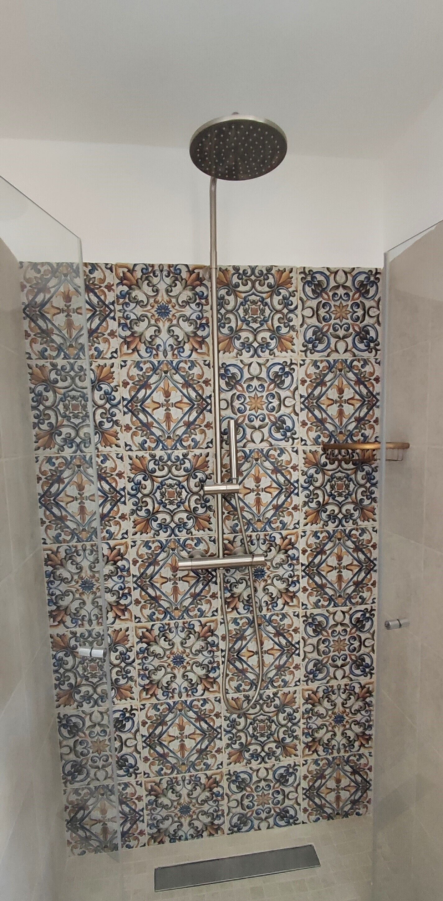 Douche, sèche-cheveux, bidet, serviettes fournies