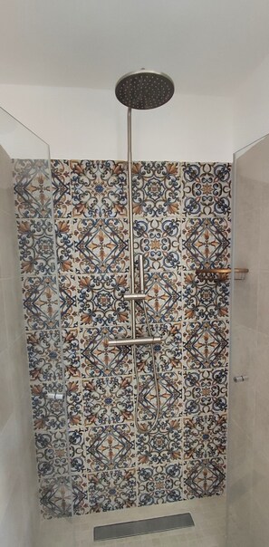 Dusche, Haartrockner, Bidet, Handtücher