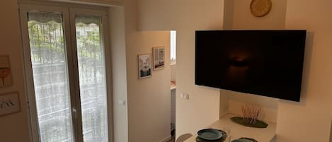 Studio, 1 Doppelbett | Wohnbereich | 43-Zoll-Smart-TV mit Digitalempfang