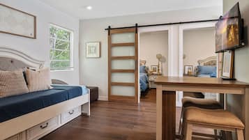 4 quartos, escrivaninha, ferros/tábuas de passar roupa, berço de viagem