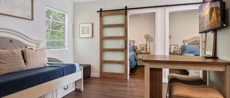 3 Schlafzimmer, Schreibtisch, Bügeleisen/Bügelbrett, Reisekinderbett