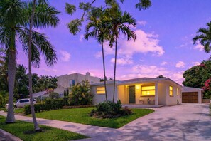Exterior - Villa Azul  - Private pool + near beach & downtown (West Palm Beach)