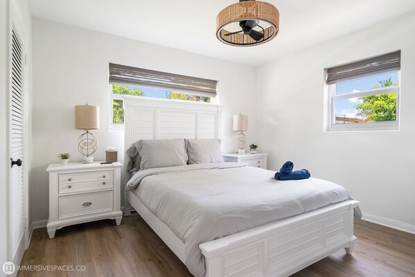 2 chambres, fer et planche à repasser, lit de bébé portatif