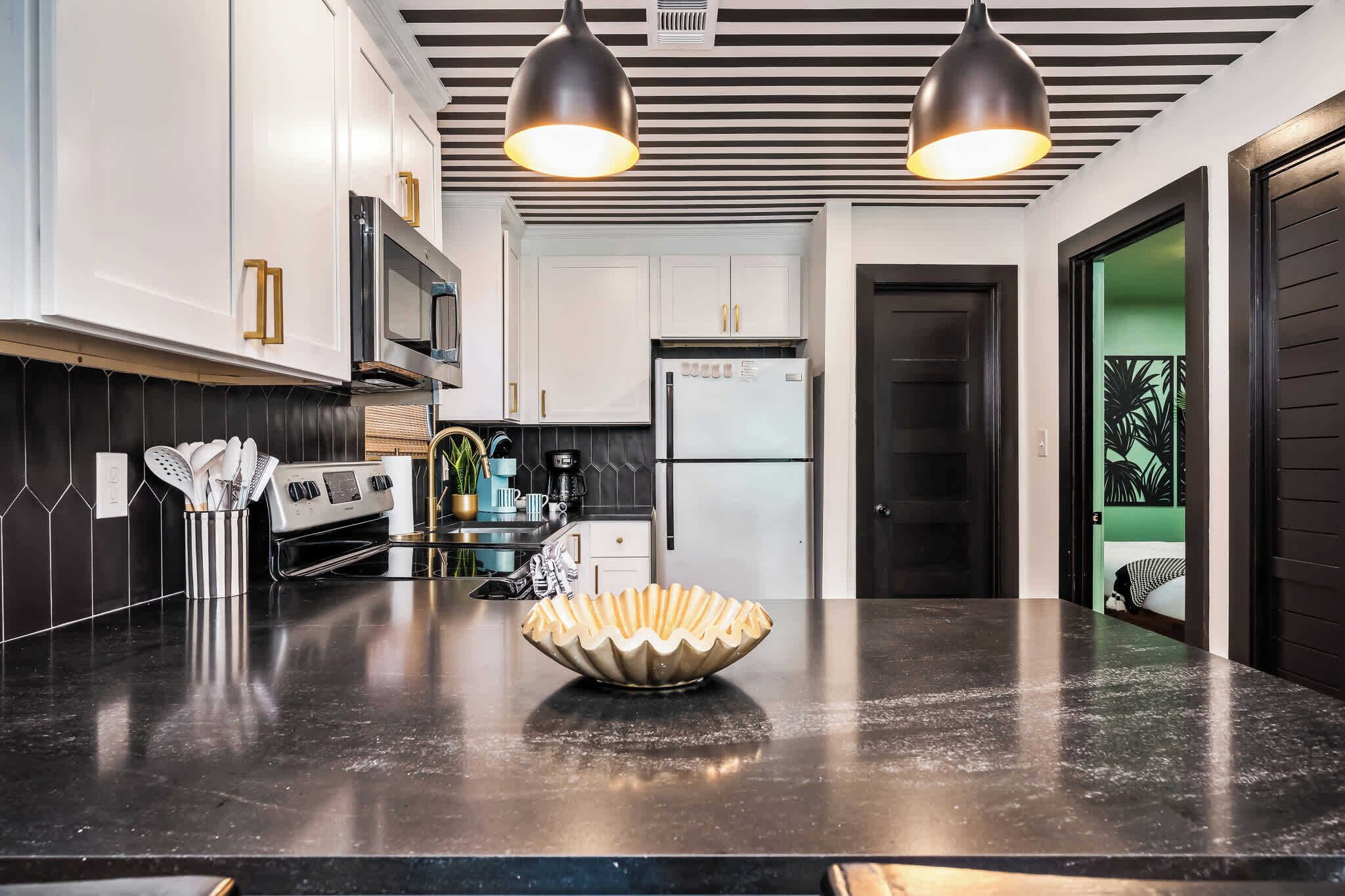 Frigorifero, microonde, forno, piano cottura