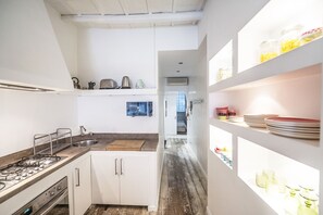 Refrigerador, microondas, horno, cafetera/tetera