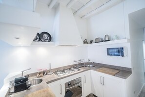 Fridge, microwave, oven, coffee/tea maker - Elegant Roman Retreat by Campo de Fiori (Roma)