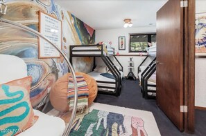 5 Schlafzimmer, Schreibtisch, Bügeleisen/Bügelbrett, Reisekinderbett