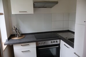 Kjøleskap, ovn, kokeplater og kjøkkenutstyr