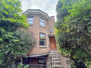 Exterior - NEW Crouch End 4 Bed 3 Bath Home w/ Balcony & FREE Parking near Alexandra Palace (London)