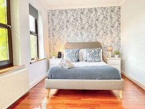 4 bedrooms, in-room safe, desk, iron/ironing board - NEW Crouch End 4 Bed 3 Bath Home w/ Balcony & FREE Parking near Alexandra Palace (London)