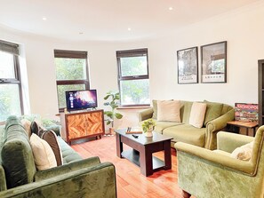 Smart TV, books - NEW Crouch End 4 Bed 3 Bath Home w/ Balcony & FREE Parking near Alexandra Palace (London)