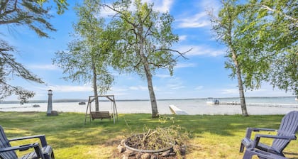 Lake Effect :Autumn Getaway with Kayaks, Trails, and Peaceful Views