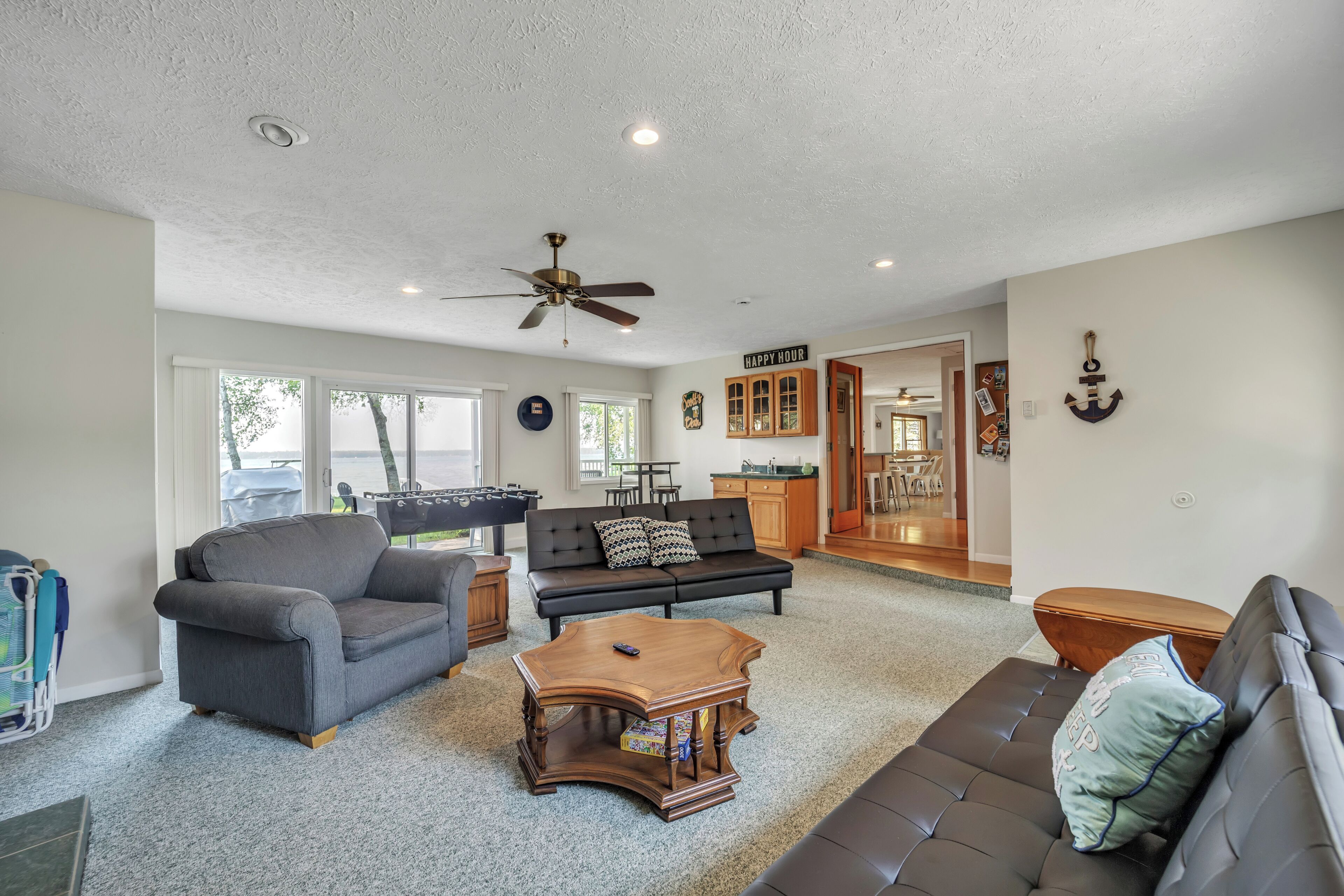 TV connectée, baby-foot, livres