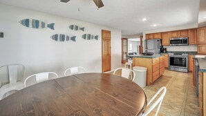 Una cocina moderna con armarios de madera, microondas, estufa y ventilador de techo.
