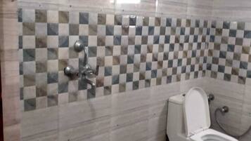 Douche, articles de toilette gratuits, serviettes fournies, savon